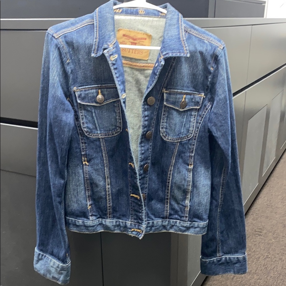 Classic Blue Jean Jacket with Cropped Style
